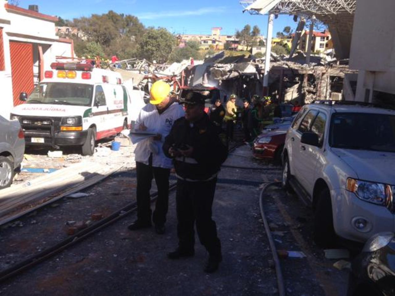 Ambulancias, autoridades y rescatistas se encuentran en la escena de la explosión.