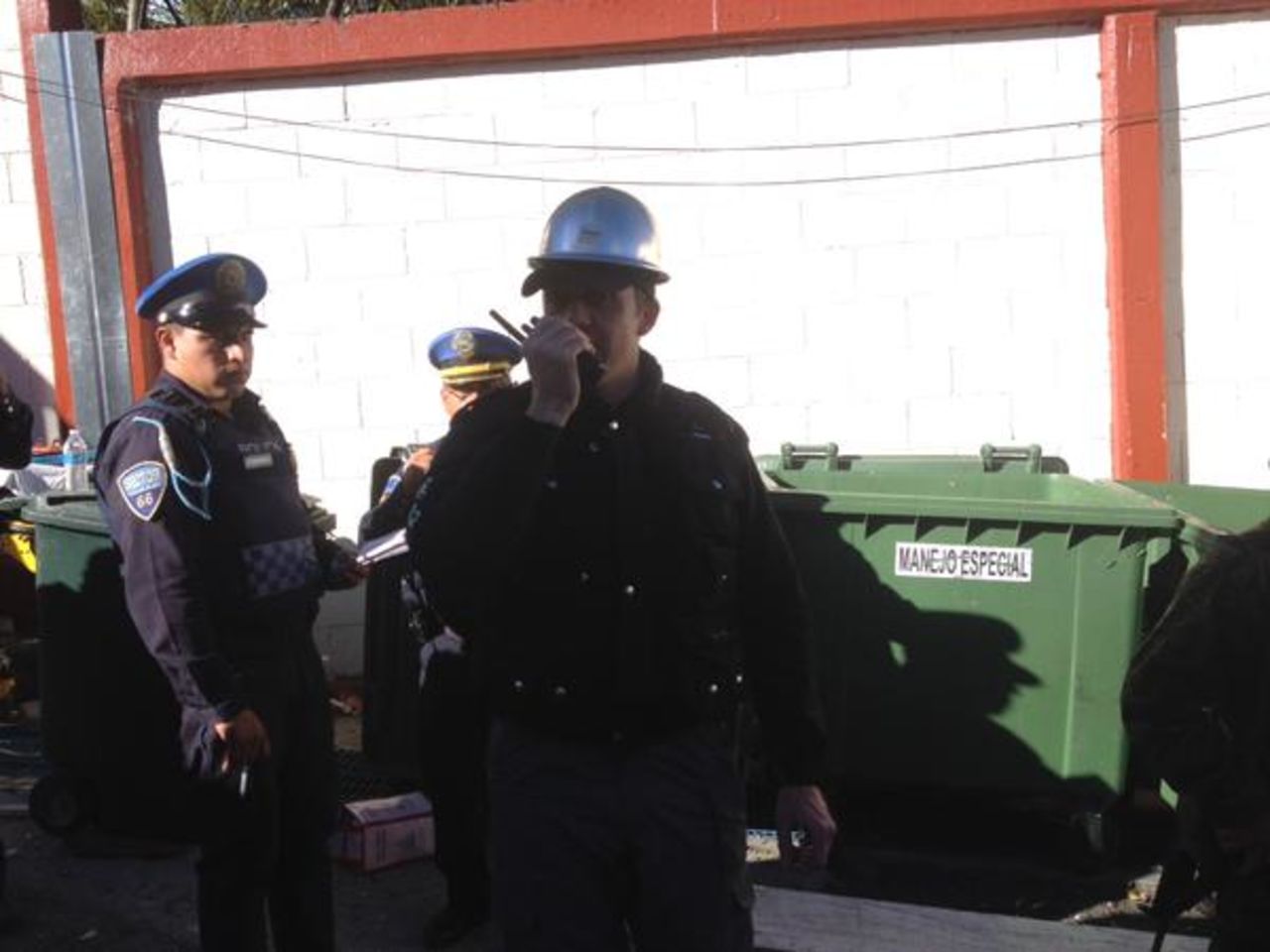 Ambulancias, autoridades y rescatistas se encuentran en la escena de la explosión.
