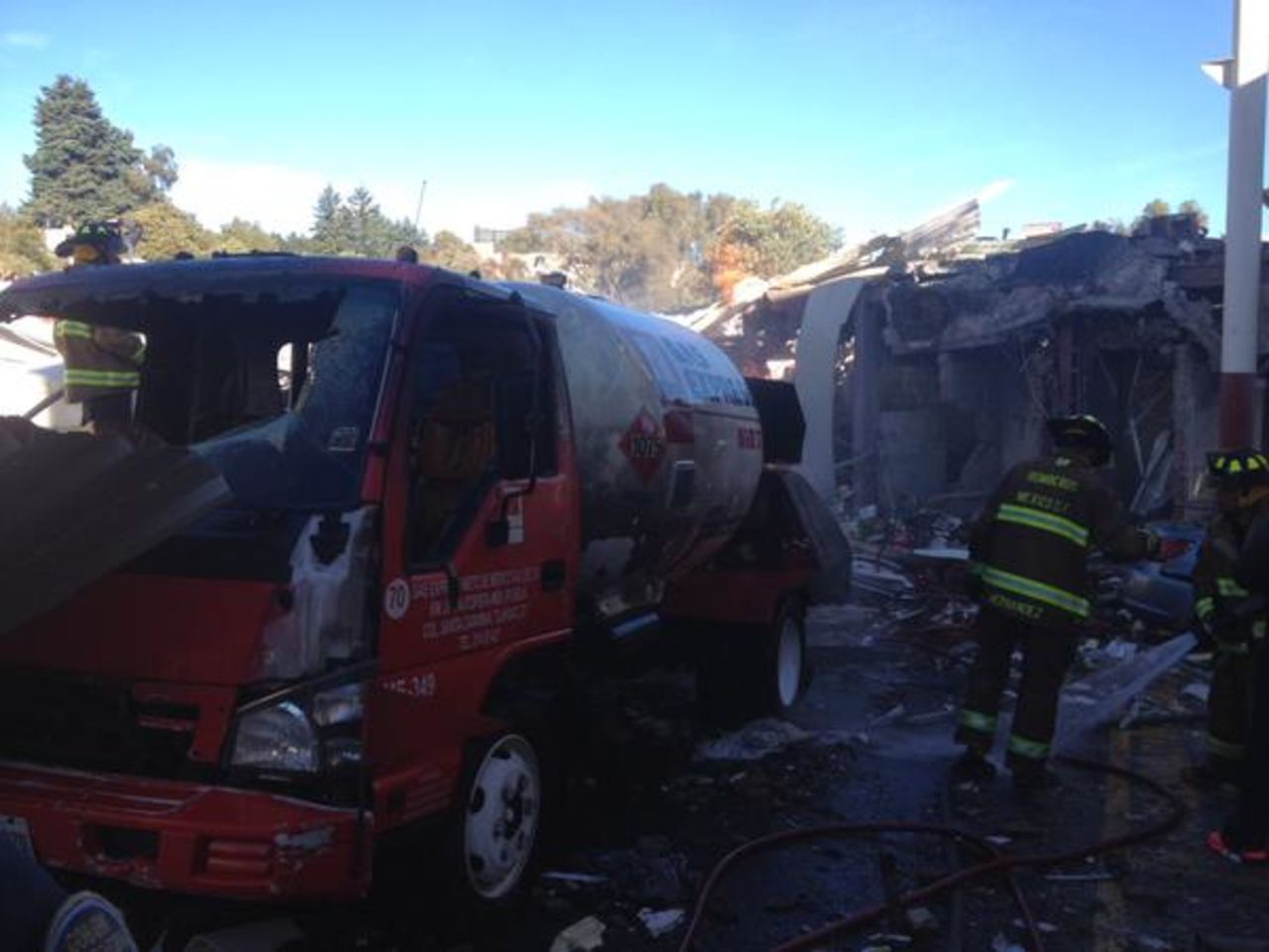 Miembros del Cuerpo de Bomberos combatieron las llamas en el lugar infantil.