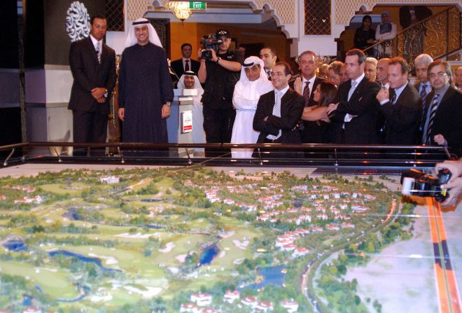Uno de los primeros proyectos que Woods anunció fue el campo de golf Al-Ruwaya, con sede en Dubái.   Posteriormente, a raíz de la crisis financiera de 2008, eso se estancó, aunque recientemente se anunció que él se había asociado con Donald Trump para iniciar otro proyecto en el Emirato.   