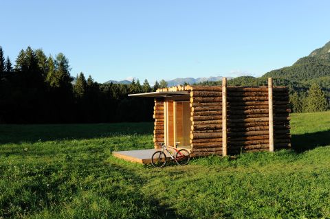 Con su cubierta frontal plegada, la cabaña de madera Yeta parece más una pila de madera cortada, lo cual no dice mucho del espacio de la sala de estar, cocina, baño y ducha en el interior.