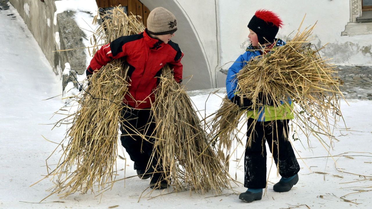 Children of all ages are involved in the construction of the Hom Strom. The youngest carry the rye straw from a barn to the site where the man is assembled.