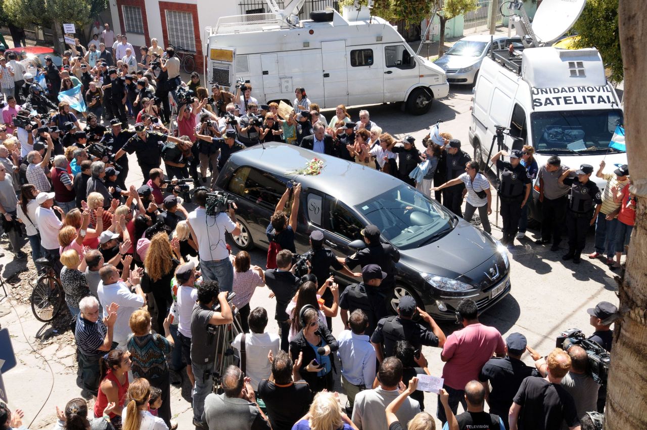 Muchos acompañaron el féretro y se acercaron al cementerio judío para expresar sus reclamos de justicia.