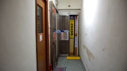 Hong Kong resident Stephen Thompson opened the "Occupy Central Hotel" in early December 2014 on the 13th floor of a Causeway Bay residential building.