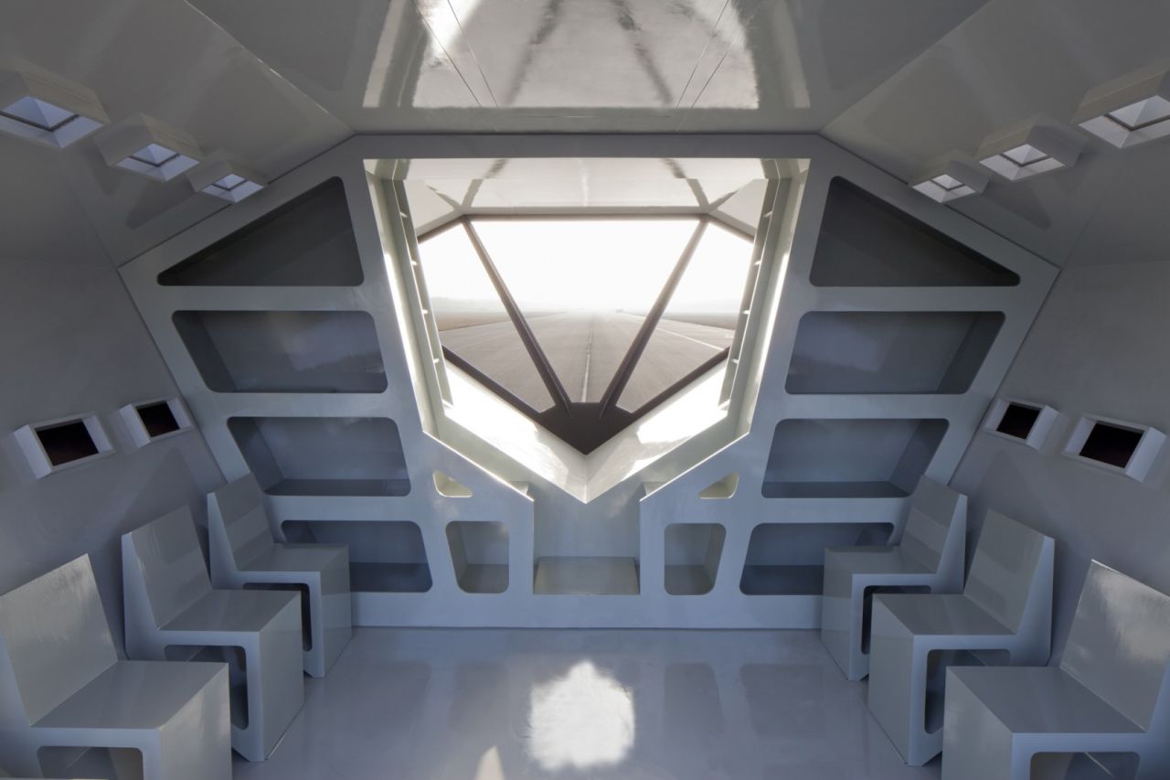 Diseñado por RAAAF y Studio Frank Havermans, la aeronave de ciencia ficción no voladora es en parte un proyecto de arte y en parte la base para programas de investigación en una pista que alberga experimentos aeronáuticos vanguardistas. 