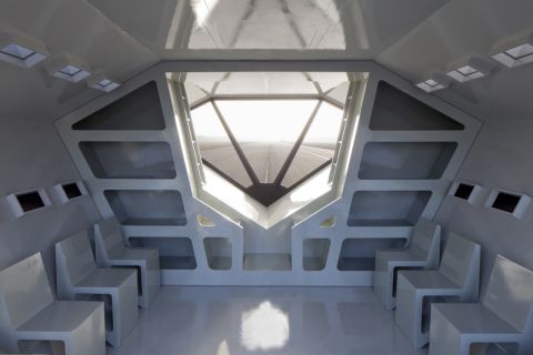 Diseñado por RAAAF y Studio Frank Havermans, la aeronave de ciencia ficción no voladora es en parte un proyecto de arte y en parte la base para programas de investigación en una pista que alberga experimentos aeronáuticos vanguardistas.