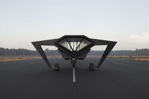 Secret Operation 610 es un espacio de investigación sobre orugas, construido para vivir en una antigua base aérea de la OTAN cerca de Utrecht, Países Bajos.