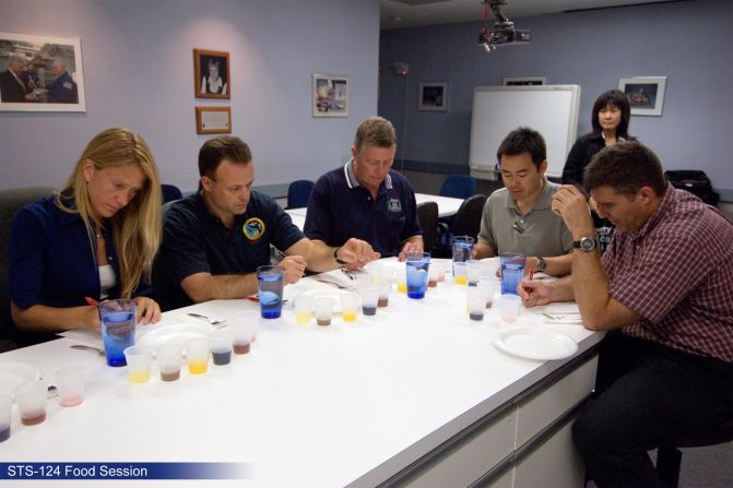 Los científicos de alimentos del Centro Espacial Johnson, en Houston, llevan a cabo una amplia investigación sobre la dieta de los astronautas. Se probarán muchas fórmulas antes de enviar cualquier cosa a la Estación Espacial. 