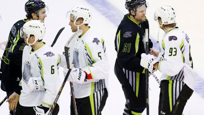 Los uniformes de Reebok para el All-Star de la NHL 2015 mostraban rayas verdes fluorescentes... algo destacado para una liga normalmente conservadora. Como era de esperarse, Reebok dijo que tuvieron en mente a los jóvenes aficionados a la hora de diseñar los uniformes.
