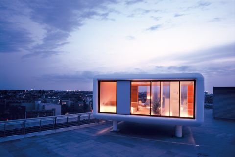 A la cápsula portátil con costados de vidrio LoftCube se le ha encontrado uso como una microcasa, una oficina profesional y un penthouse suite en uno de los hoteles más geniales de Europa.