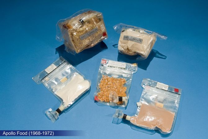 Alimentos que se servían en las misiones Apolo (1968-1972). En la parte inferior se encuentra el famoso "tazón cuchara", un avance que significó que los astronautas ya no tenían que comerse los alimentos directamente de los tubos. Los alimentos eran rehidratados y se calentaban con una pistola de agua caliente, usando utensilios reales para comerlos. La comida no flotaba fuera de la cuchara como algunos temían, ya que la humedad de los alimentos hacía que se pegara a la cuchara. 