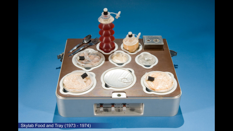 Alimentos y bebidas servidos a bordo del Skylab (1973-1979). Debido a que Skylab tenía congeladores, esta fue la experiencia más cercana a comer en casa. Los alimentos eran descongelados y se volvían a calentar, proveyendo de suministros a los tres astronautas durante 112 en cada ocasión. 