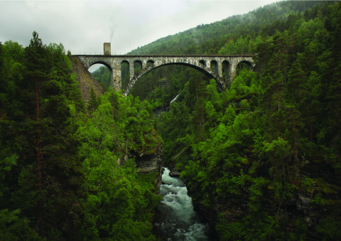 "Nuestro plan maestro... convierte las antiguas vías del tren de la industria en un nuevo tipo de infraestructura para edificios móviles que se pueden hacer retroceder y mover hacia adelante dependiendo de las estaciones y situaciones", escriben los arquitectos.