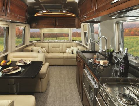 En el interior, el Airstream Classic de 120.000 dólares ha sido remodelado para el año 2015 y cuenta con una cama tamaño queen, sillones reclinables y un walk-in closet.