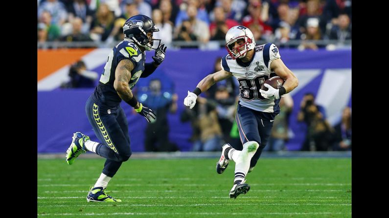 Seattle safety Earl Thomas pursues Amendola.