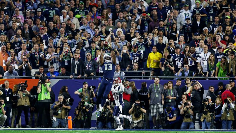 With two seconds left in the first half, Seattle wide receiver Chris Matthews catches a touchdown pass to help the Seahawks tie the game at 14-14.