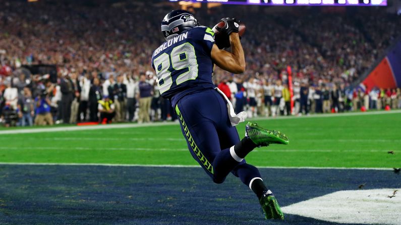Seahawks wide receiver Doug Baldwin catches a touchdown in the third quarter. After the catch, the Seahawks took a 24-14 lead.