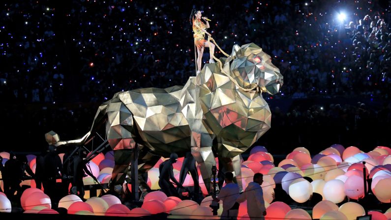 Pop star Katy Perry performs her song "Roar," which opened the <a href="index.php?page=&url=http%3A%2F%2Fwww.cnn.com%2F2015%2F02%2F01%2Fentertainment%2Fgallery%2Fsuper-bowl-xlix-halftime-show%2Findex.html" target="_blank">Super Bowl halftime show</a> on Sunday, February 1. <a href="index.php?page=&url=http%3A%2F%2Fwww.cnn.com%2F2015%2F01%2F27%2Fsport%2Fgallery%2Fwhat-a-shot-0126%2Findex.html" target="_blank">See 36 amazing sports photos from last week</a>
