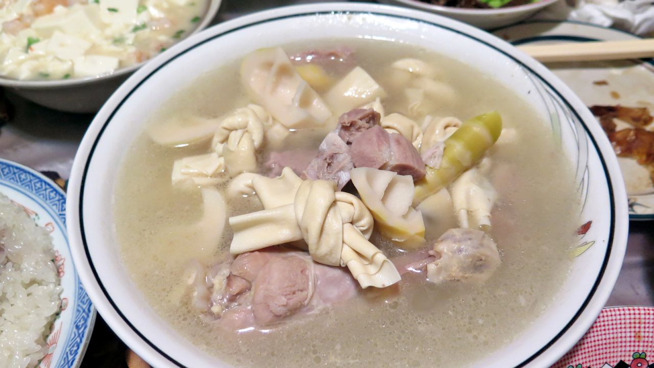 A Yangtze River Delta dish, the comforting soup is usually served at home in early spring. Seasonal delicacies such as young bamboo shoot, pork belly, tofu sheets and yellow rice wine are cooked in a clay pot for hours.