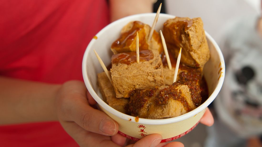 Recipes vary from region to region, but the basic method is to let bean curd ferment in a special brine then deep-fry it. Stinky tofu can be eaten with chili sauce, soy sauce, sesame oil or kimchi. 