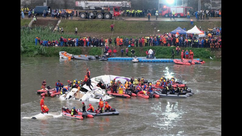 Rescue personnel search for passengers in the Keelung River on February 4.