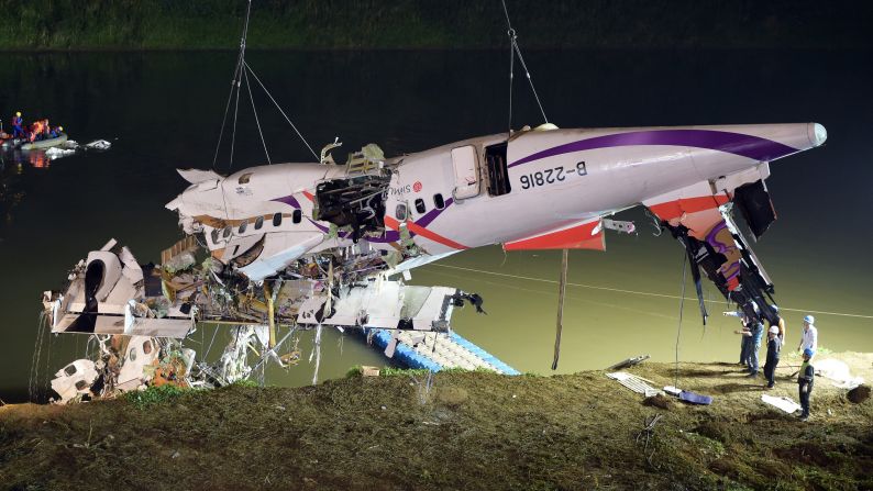Rescuers lift the plane's wreckage from the Keelung River on February 4.