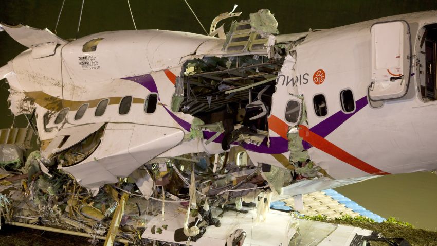 Rescuers lift the wreckage of the TransAsia ATR 72-600 oot of the Keelung river at New Taipei City on February 4, 2015. 