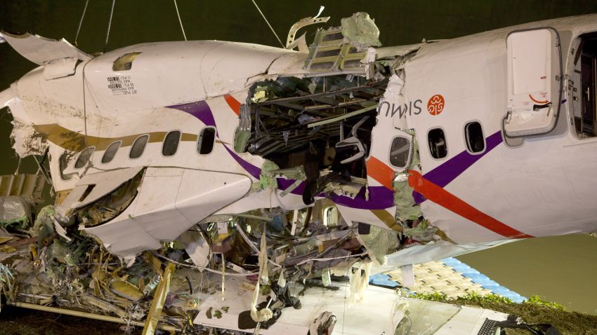 Rescuers lift the wreckage of the TransAsia ATR 72-600 oot of the Keelung river at New Taipei City on February 4, 2015.