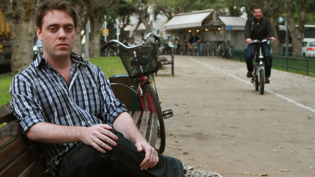 Argentinian-Israeli dual citizen and reporter Damian Pachter was the first to report Nisman's death on social media. Fearing for his own safety, Pachter exiled himself to Israel. 