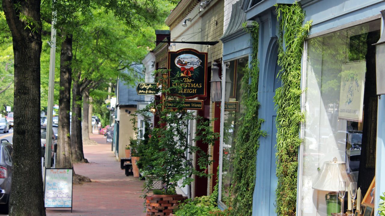 The charming town of Middleburg lies in the center of Virgina's 250 vineyards. The town is filled with tree-lined streets and historic bed and breakfasts.