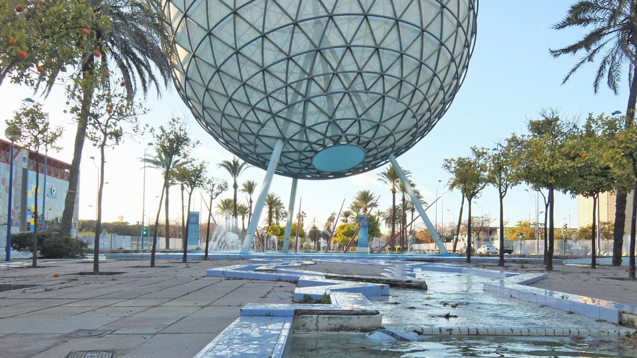 This large structure at the heart of the Seville Expo 92 acted as a symbol for the event, but also served a practical purpose, spraying visitors with cooling mist in the height of summer.