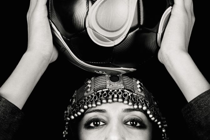 The Choice IV de Manal Al Dowayan muestra a una mujer saudí sosteniendo un balón de futbol en el aire, desafiando los límites que la religión y la tradición pueden tener en las mujeres.