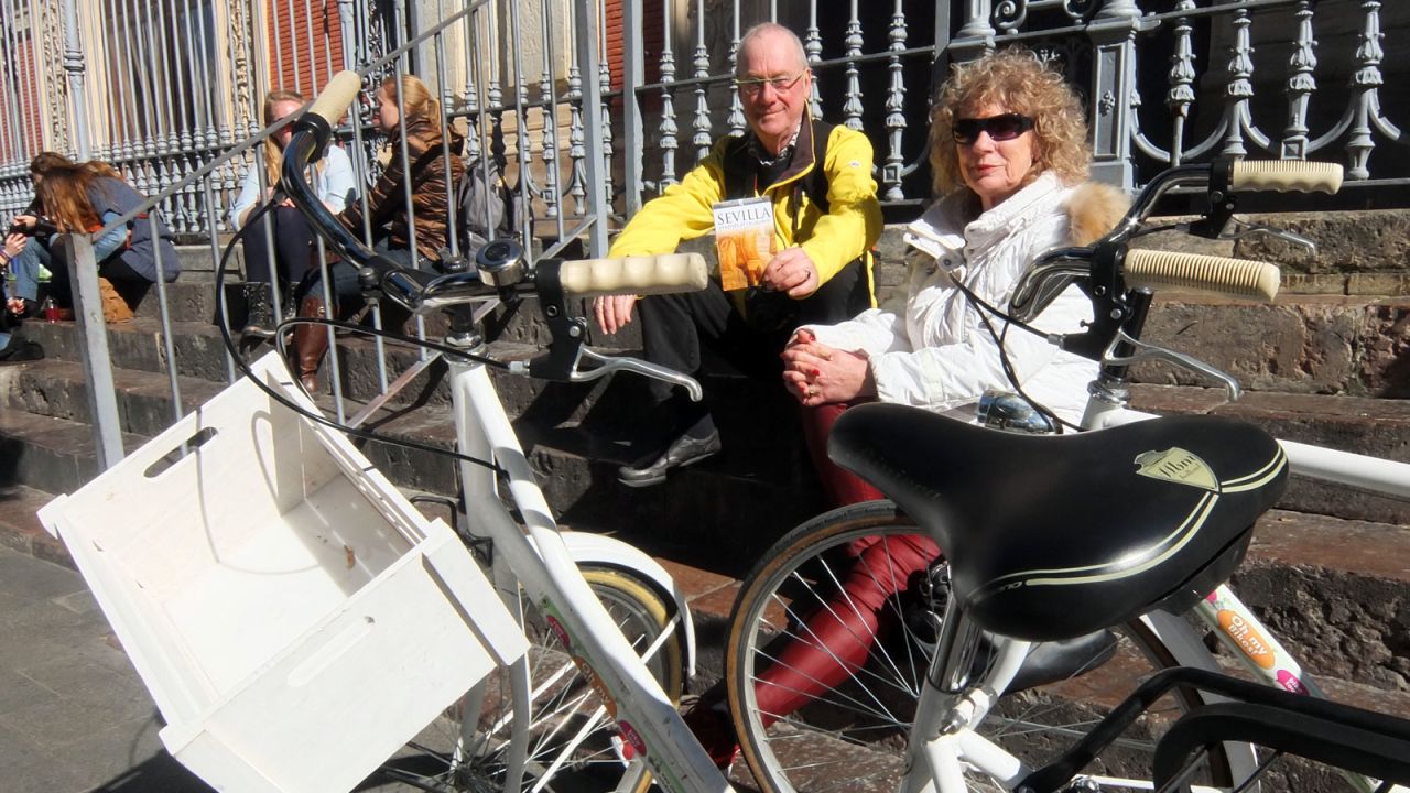 Los turistas alemanes Jaap Wolf y Manja Verhorst  dicen que Sevilla hay menos límites para andar en bicicleta en comparación con Holanda.