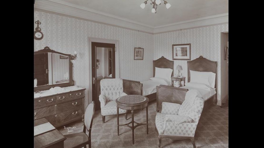 The 1906 hotel had 556 guest rooms.