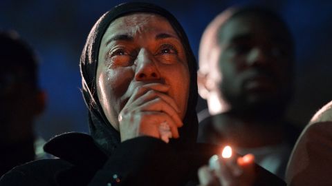 Una mujer llora durante la vigilia del miércoles, 11 de febrero, mientras ve fotos proyectadas en una pantalla de las tres personas asesinadas en un apartamento, cerca del campus de la Universidad Estatal de Carolina del Norte en Chapel Hill. 