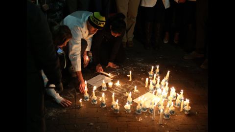 Los asistente a la vigilia encienden velas en honor a las víctimas, el 11 de febrero de 2015. 