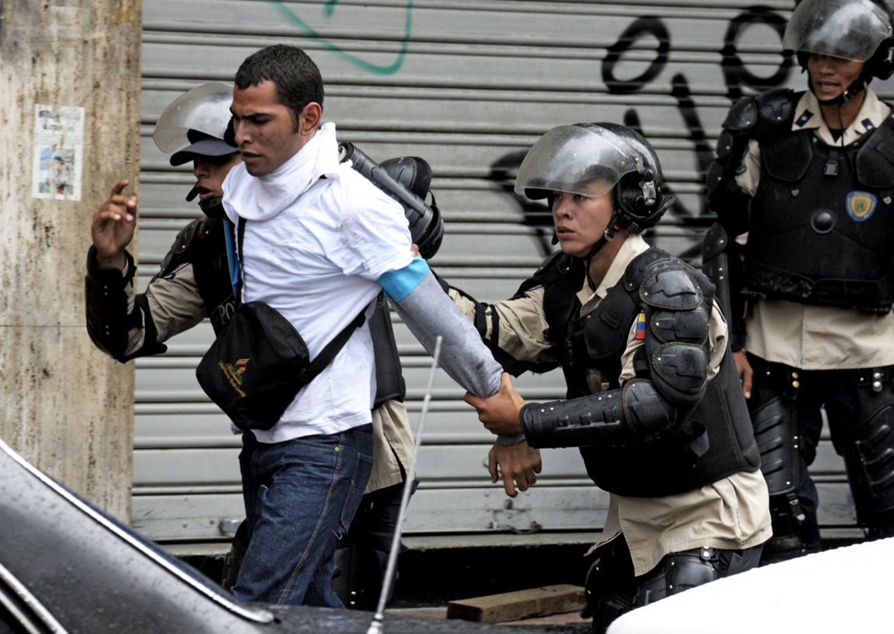 Un opositor es arrestado por miembros de la Policía Nacional.