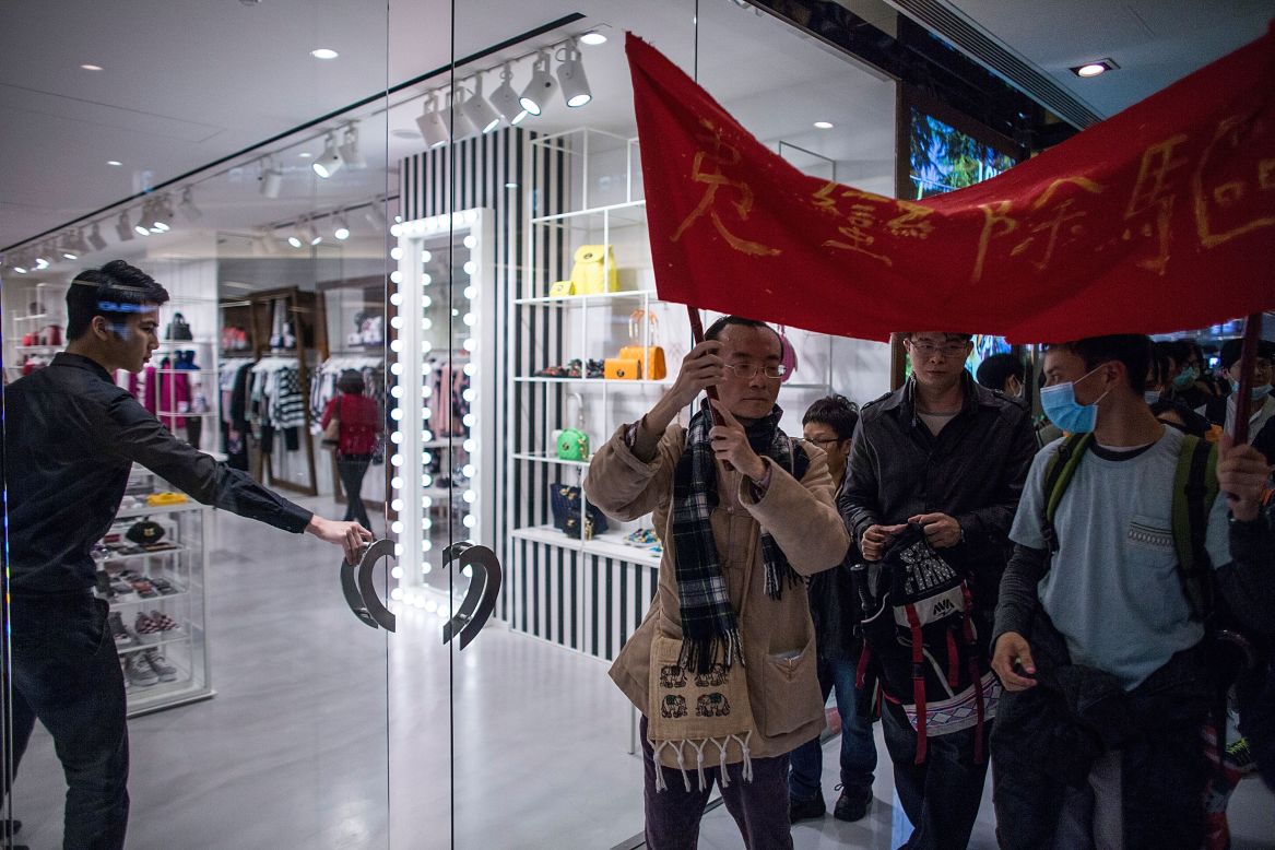 Recently, more and more anti-mainland Hong Kongers have organized into groups, staging vocal protests in areas frequented by Chinese shoppers.