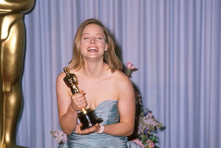 <strong>Jodie Foster (1989): </strong>Jodie Foster holds her Oscar in the press room after winning for her role in "The Accused."