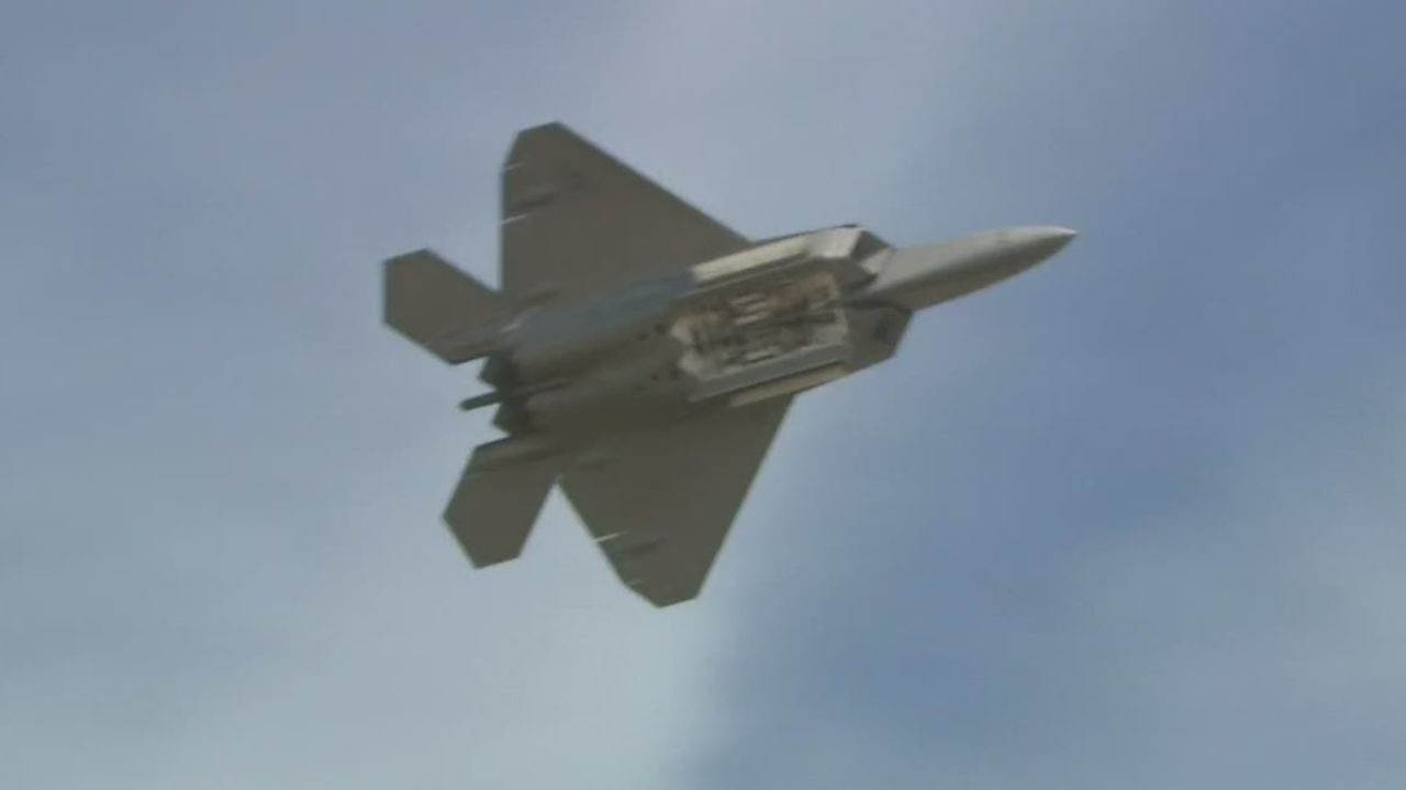 orig.f-22.raptor.refueling.isis_00001129.jpg