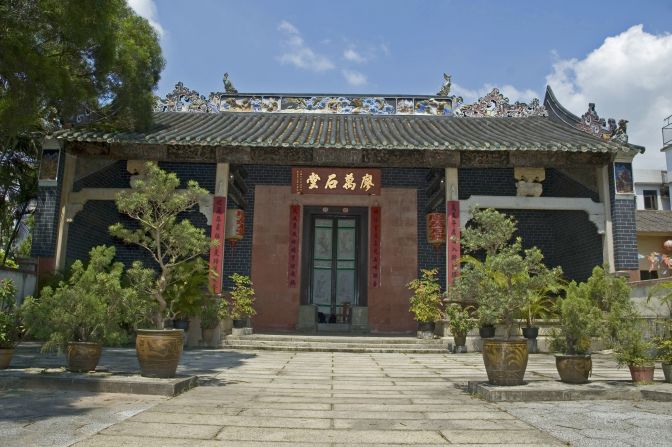 This 300-year-old hall was built for Hong Kong's Liu clan to worship their ancestors, but it's also <br />the source of a feng shui dispute. 