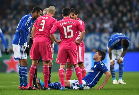 Schalke striker Klaas-Jan Huntelaar had to leave the game in the first half due to an injury. 