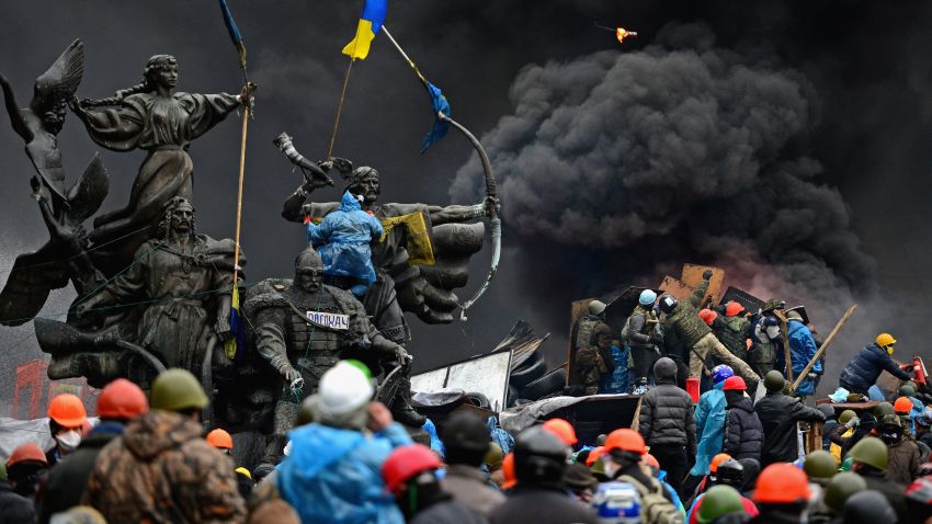 KIEV, UKRAINE - FEBRUARY 20:  Anti-government protesters continue to clash with police in Independence square, despite a truce agreed between the Ukrainian president and opposition leaders on February 20, 2014 in Kiev, Ukraine. After several weeks of calm, violence has again flared between police and anti-government protesters, who are calling for the ouster of President Viktor Yanukovych over corruption and an abandoned trade agreement with the European Union.  (Photo by Jeff J Mitchell/Getty Images)