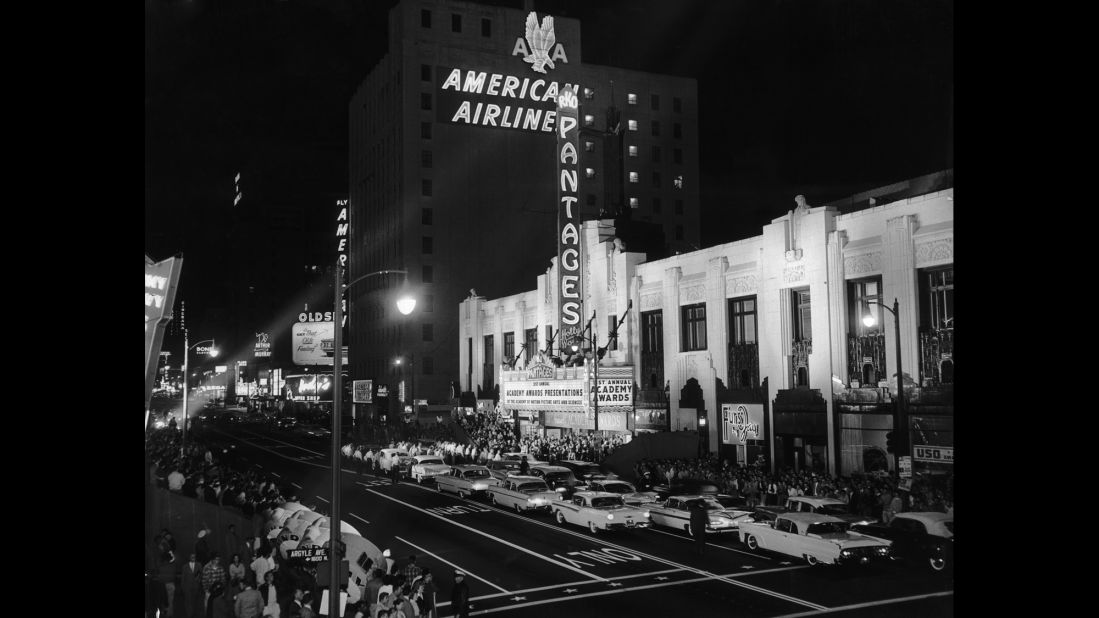 Cars and crowds gathered at Pantages Theatre for the Academy Awards in April 1959.
