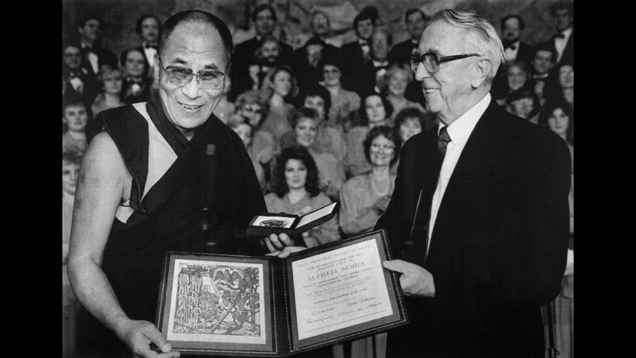 Egil Aarvik, chairman of the Norwegian Nobel Committee, presents the Dalai Lama with the 1989 Nobel Peace Prize for his dedication to the nonviolent liberation of Tibet.
