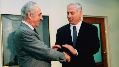 Netanyahu shakes hands with outgoing Israeli Prime Minister Shimon Peres before taking the office himself in June 1996.