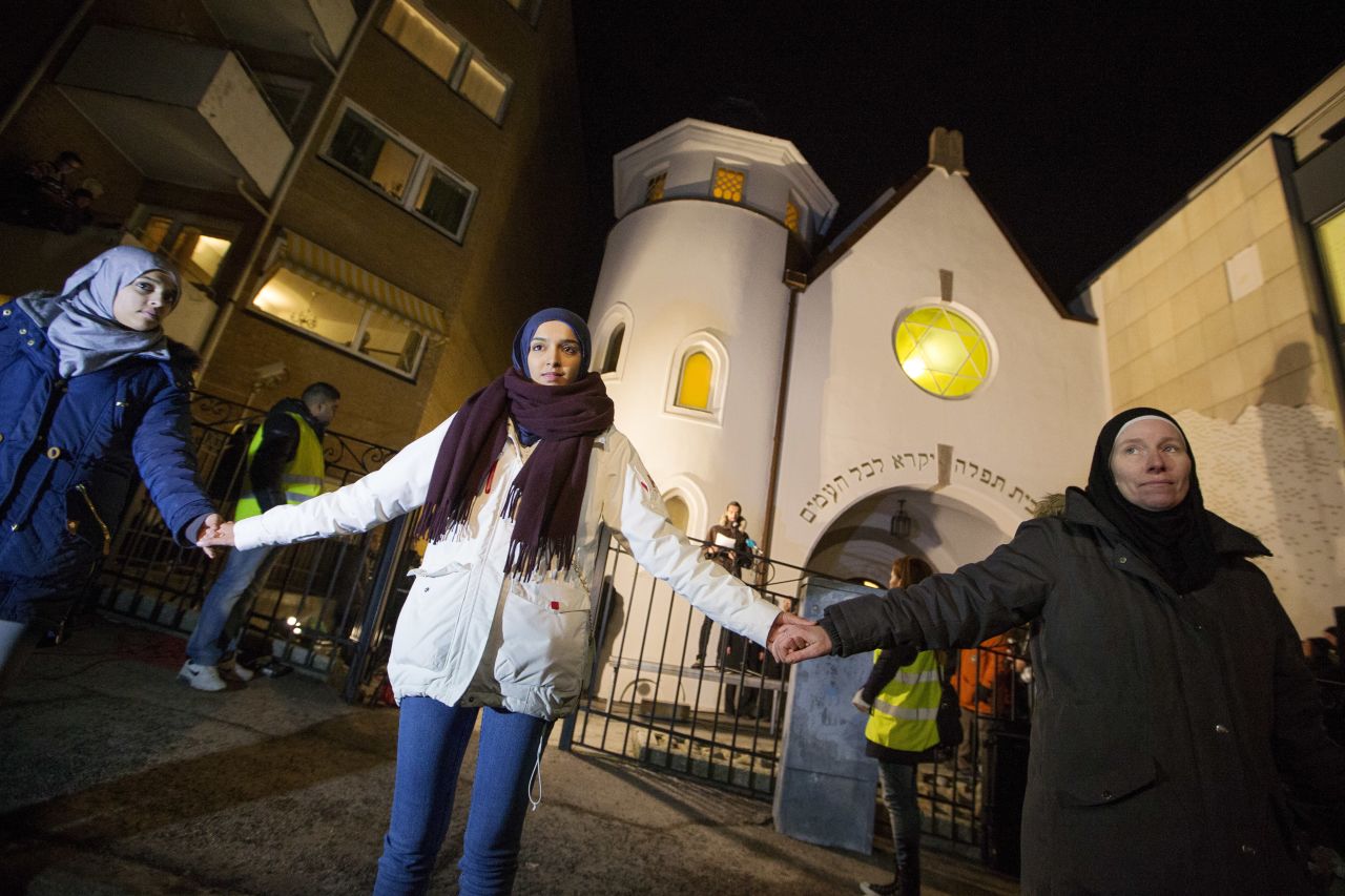 More than 1,000 people formed a "ring of peace" around the Norwegian capital's synagogue on February 21, 2015. Young Muslims took the initiative after a series of attacks against Jews in Europe. 