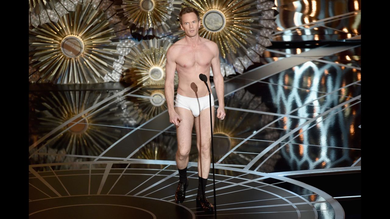 Harris returns to the stage in his underwear, referencing a scene from "Birdman."