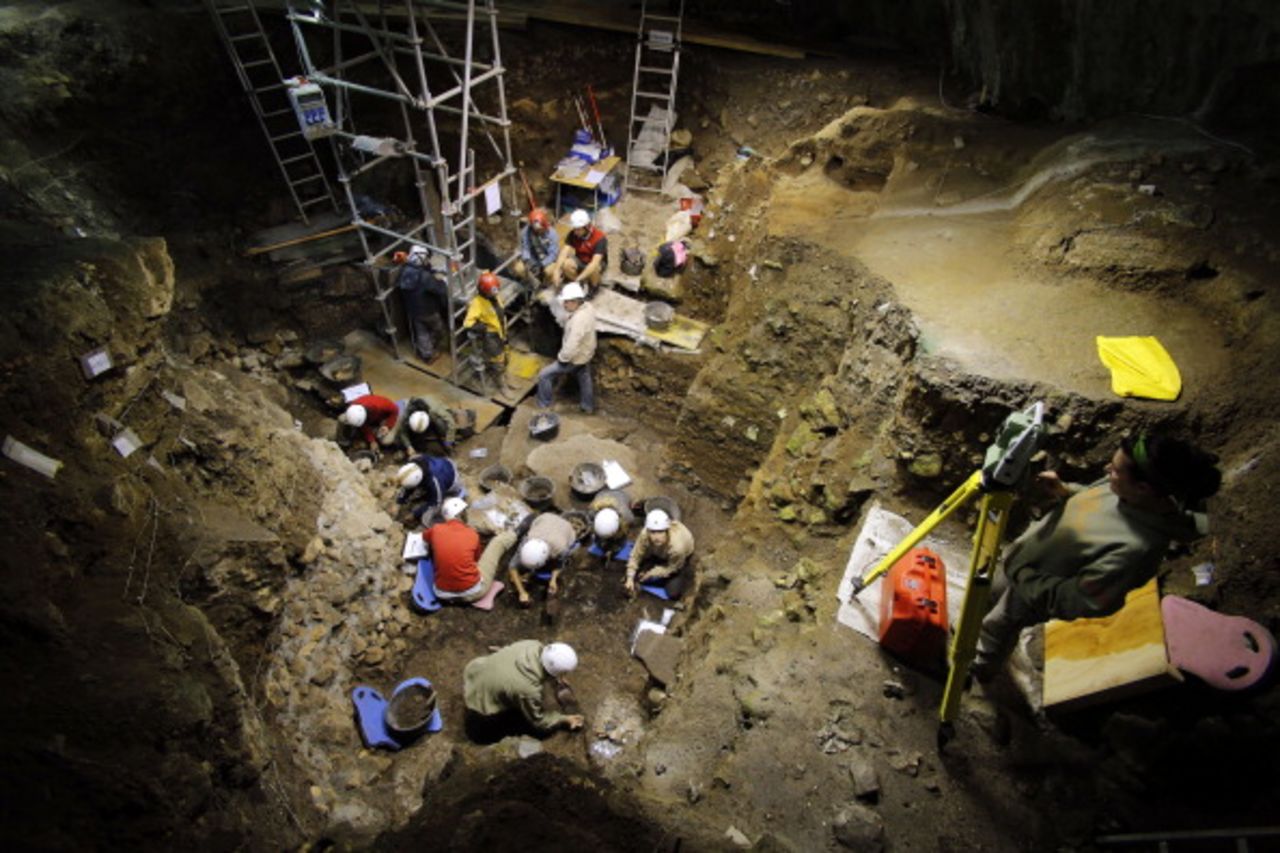 Los huesos humanos descubiertos en la red de cuevas Sima de los Huesos en España muestran un ADN "mitocondrial" heredado de la madre que tiene 400.000 años de edad, un nuevo récord para restos humanos. 