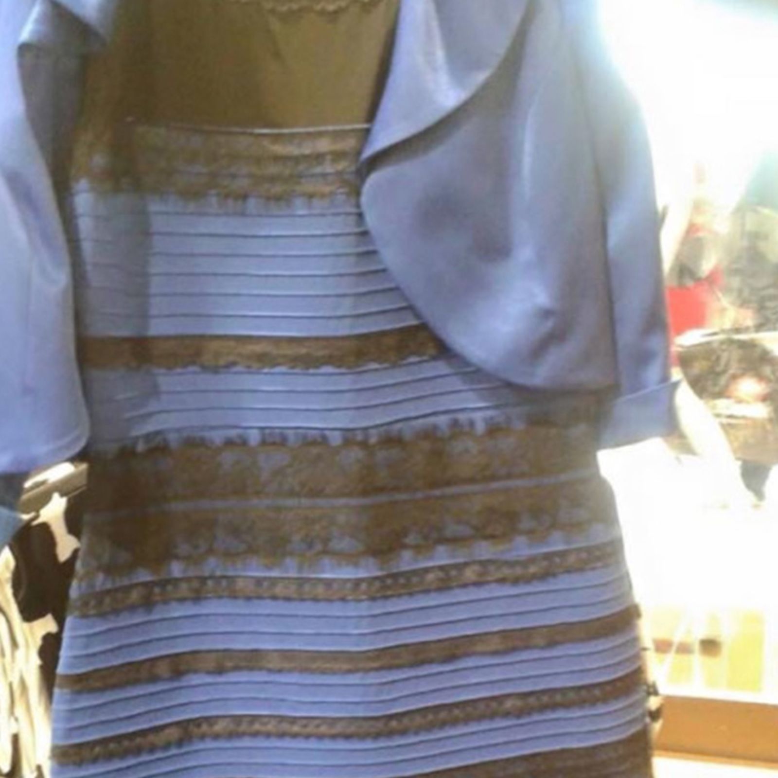 Pat Begrafenis Ondergedompeld What color is this dress? | CNN